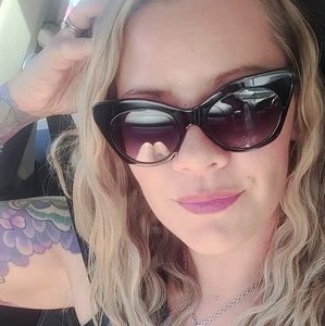 Meet your Posher, Emily celeste